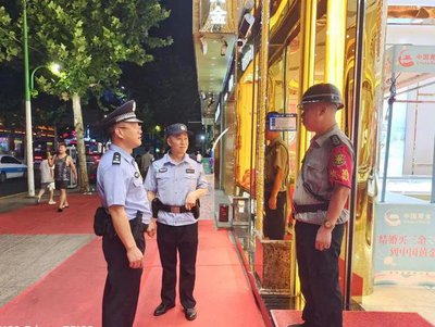 对娱乐场所安全疏散方面，怎样进行严格检查？